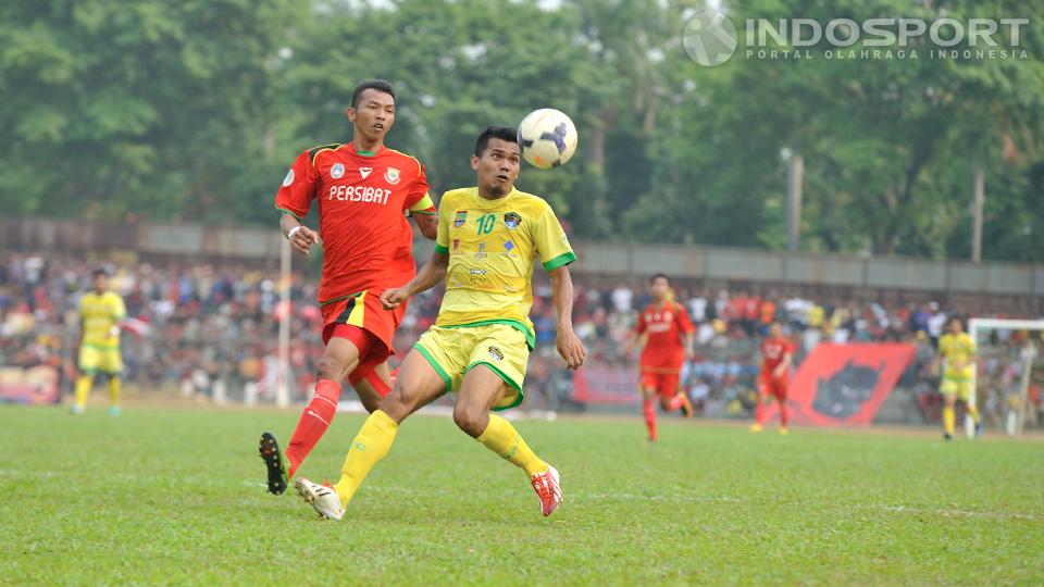 Afriansyah (jersey kuning no 10) mencoba mengambil bola lambung dengan kawalan pemain Persibat Batang, Tugi Hadi. Pertandingan dilaksanakan di lapangan sepakbola Krakatau Steel, Cilegon, Banten, Minggu (28/09/14).